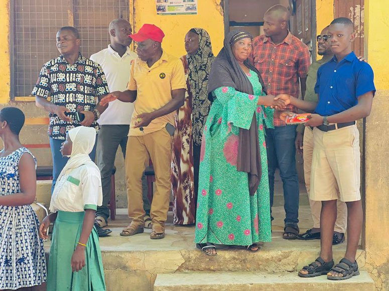 A representative of the Daboya-Mankarigu MP making a donation on his behalf.