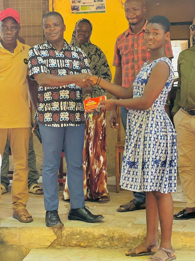 A representative of the Daboya-Mankarigu MP making a donation on his behalf.