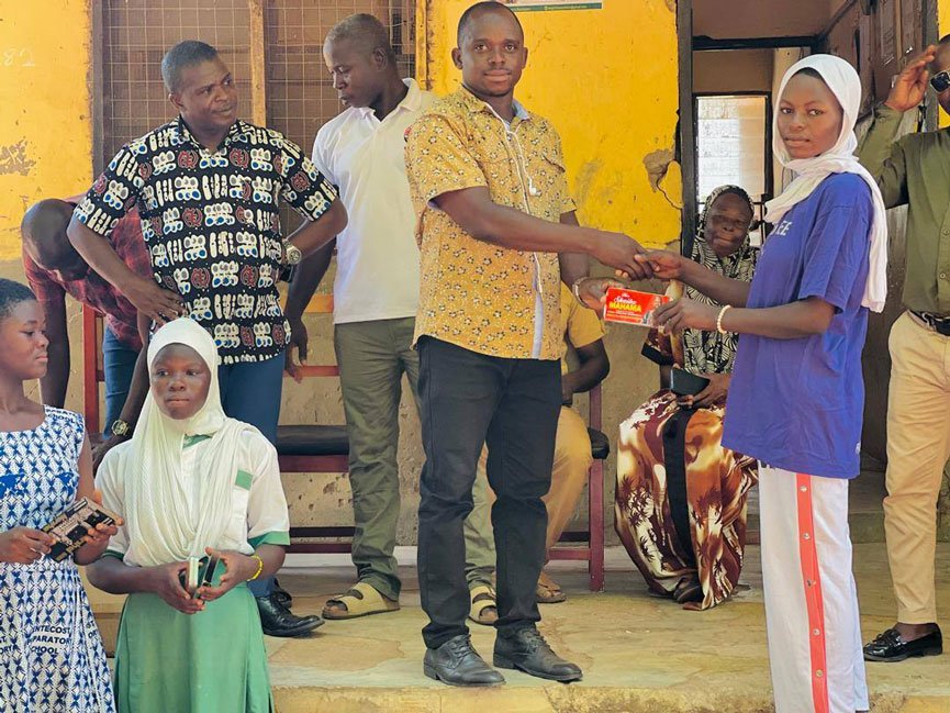 A representative of the Daboya-Mankarigu MP making a donation on his behalf.