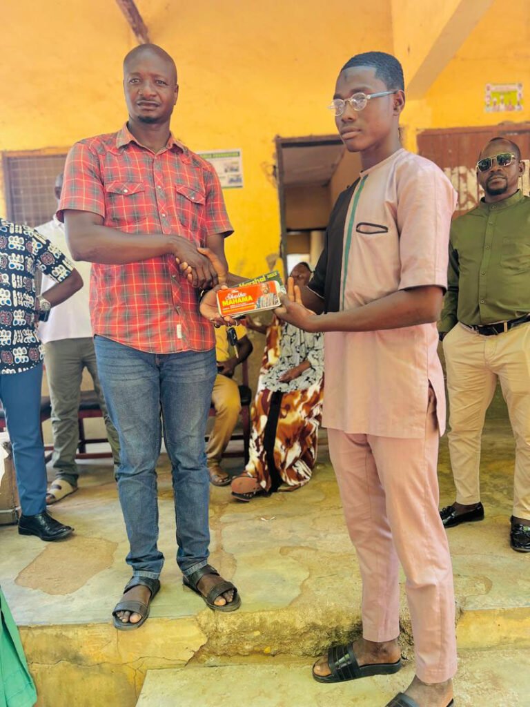 A representative of the Daboya-Mankarigu MP making a donation on his behalf.