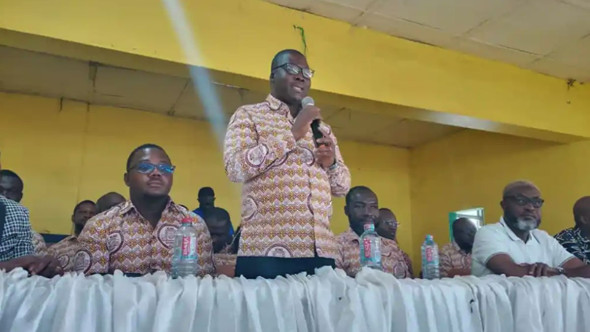 Dr. Abraham Dakurah ICAG Member talking to students at Wa SHS
